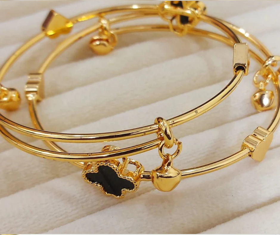 Elegant Four-Leaf Clover Bangle – A Touch of Luxury